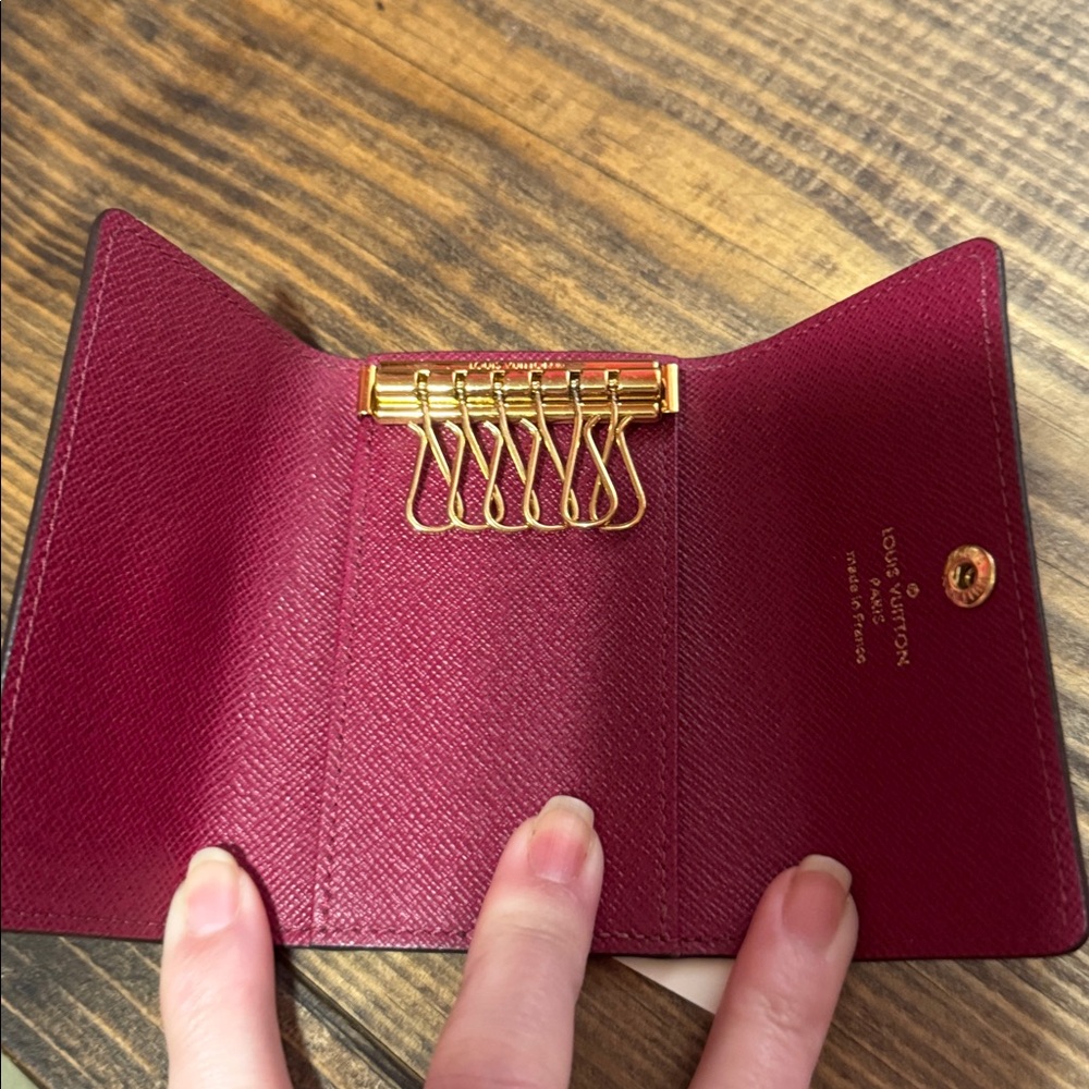 Beautiful Louis Vuitton 6 key holder - Picture 6 of 8